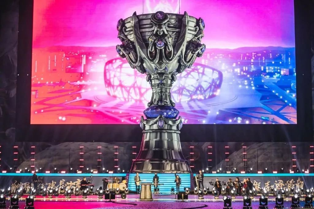 LPL今日赛程及海报比拼：BLG：捉“角” ​​​​LGD：《收官》